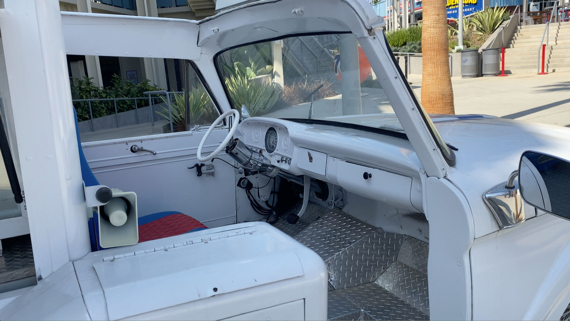 Dodger Stadium Ice Cream Truck Passender Side