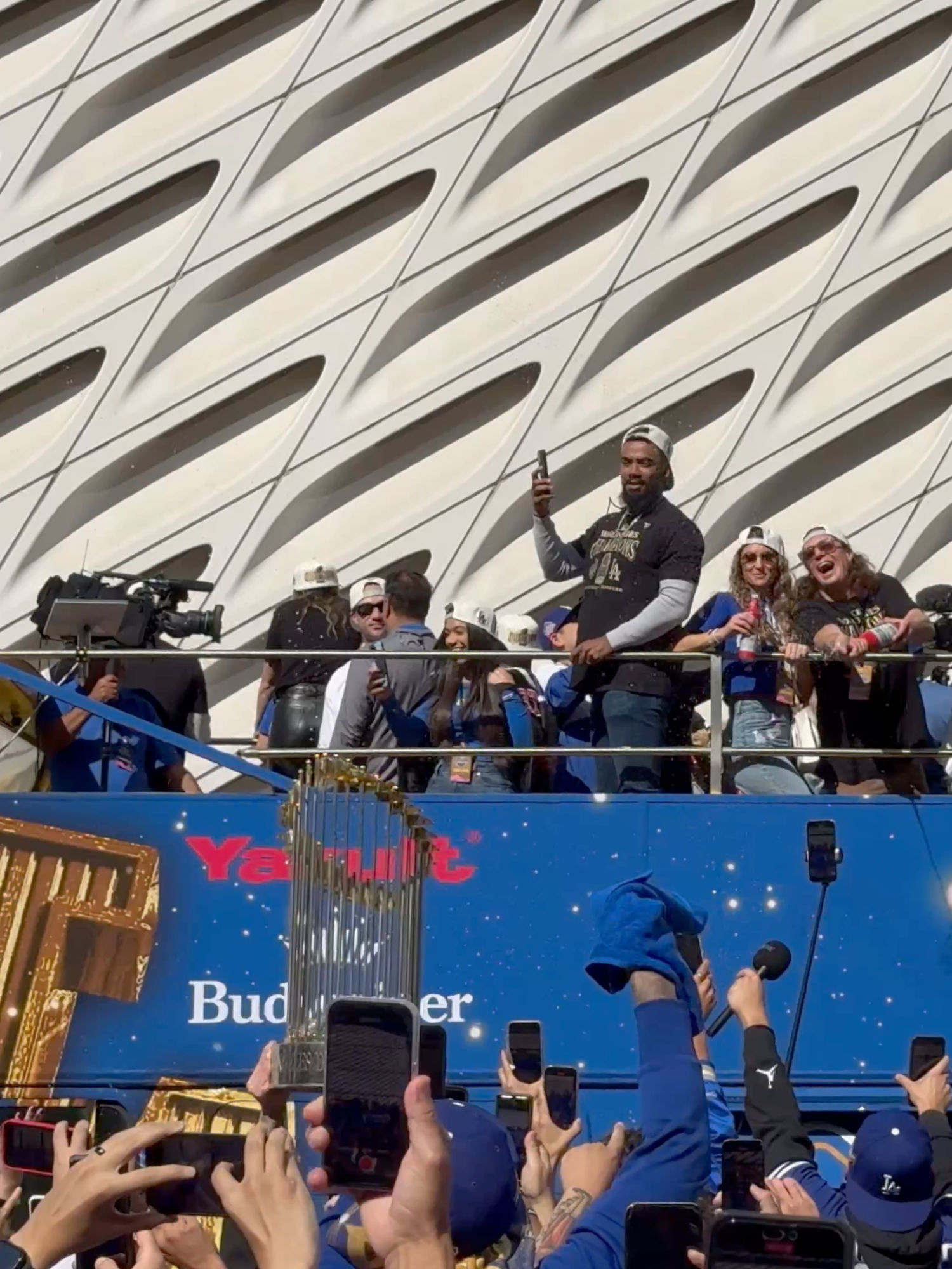 Dodgers 2024 Parade Teoscar Hernandez