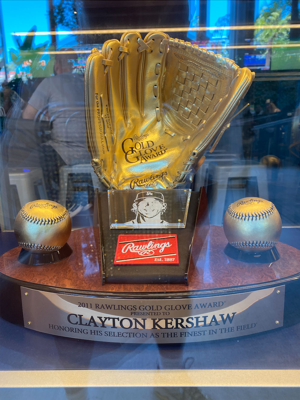 Gold Glove Award Clayton Kershaw 2011