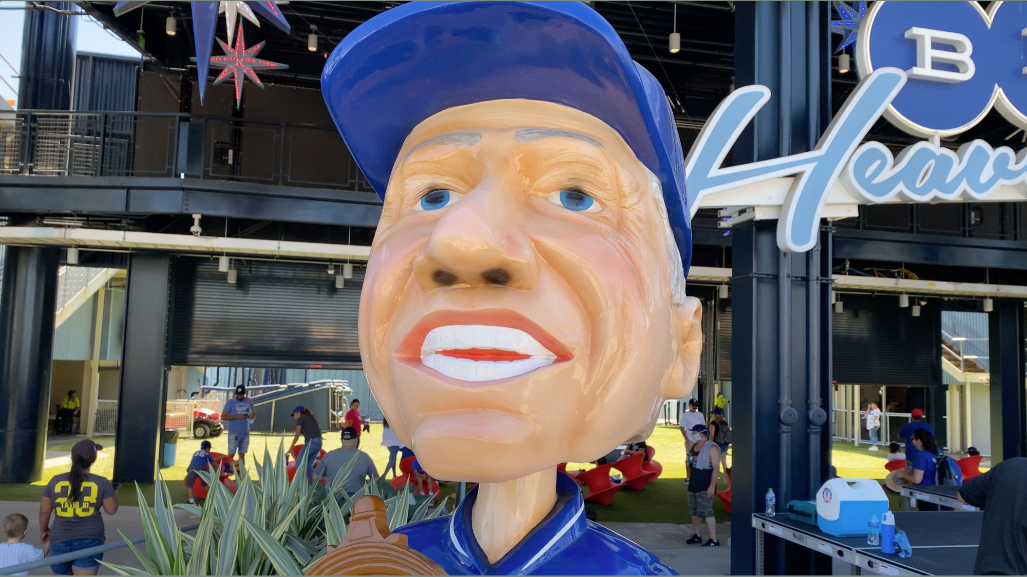 Larger than life Bobbleheads Tommy Lasorda