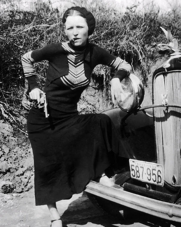 Bonnie Parker famous picture posing