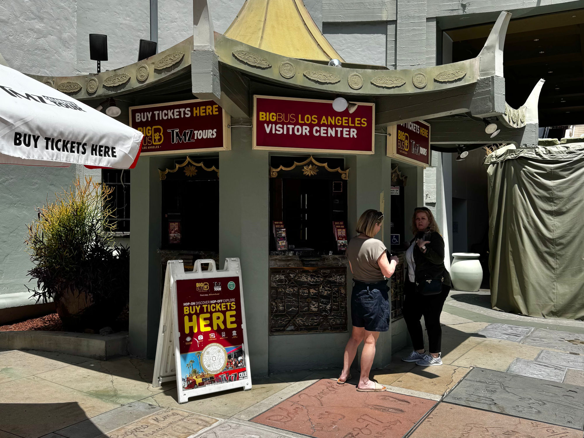 TCL Chinese Theatre Big Bus Visitor Center