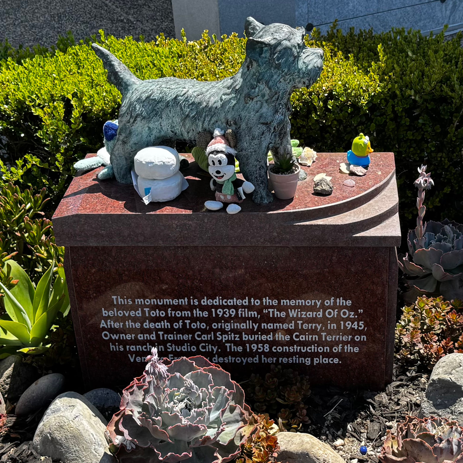 Dog Toto Monument