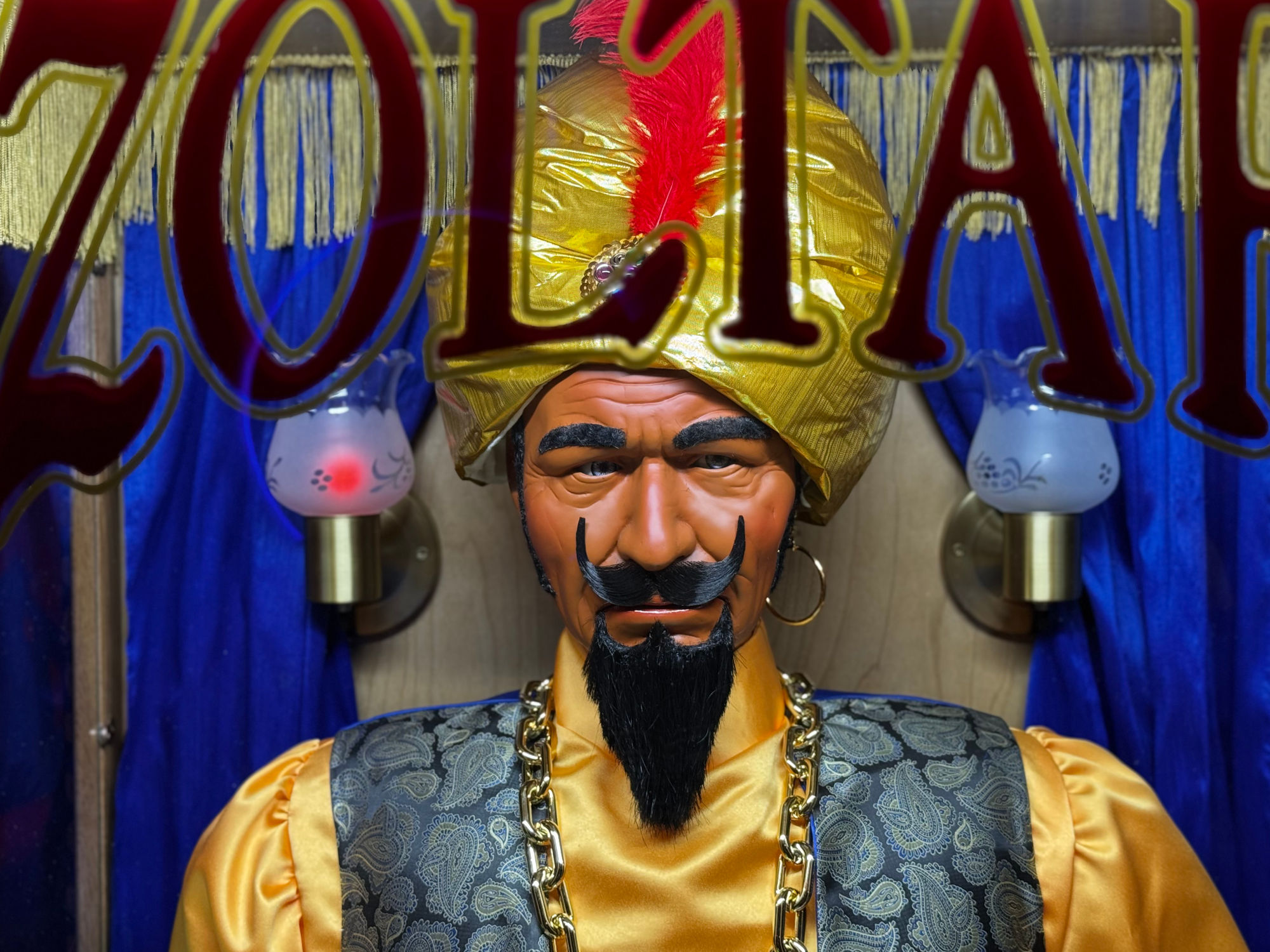 Madame Tussauds Zoltar Fortune-Teller Machine
