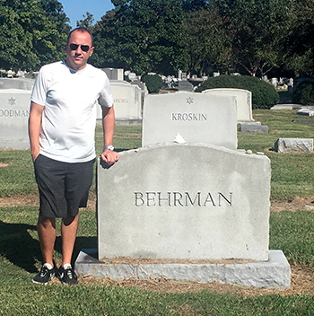 Shane Van Boening visits Barry Behrmans gravesite