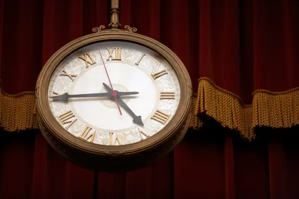 Clock in the Supreme Court Courtroom