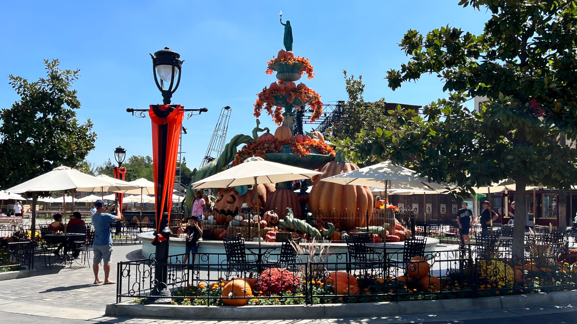 Charleston Circle Fountain Knott's Scary Farm