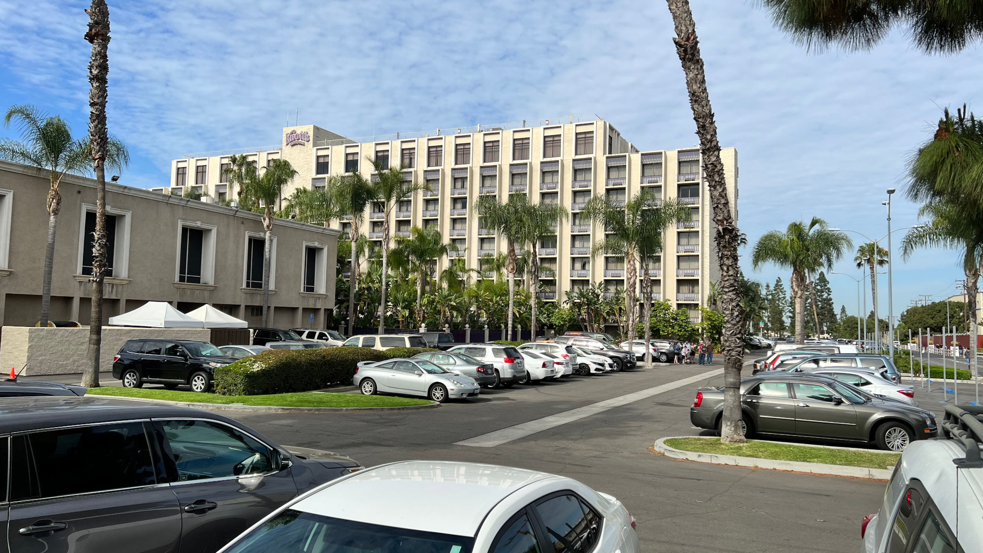 Front Knott's Berry Farm Hotel Front