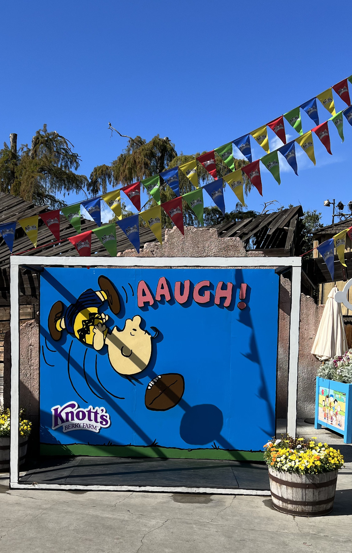 Knotts Berry Farm Entry Photo Spots Charlie Brown