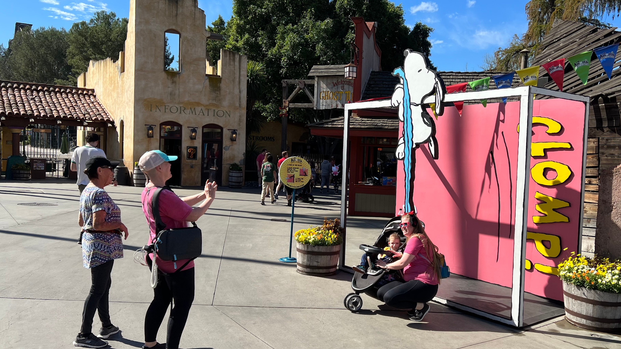 Knotts Berry Farm Entry Photo Spots Snoopy