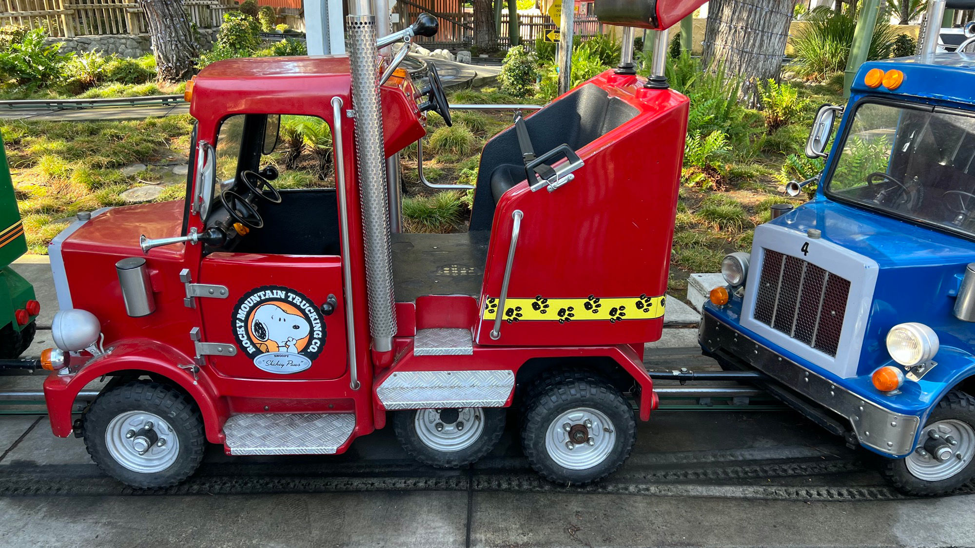 Rocky Mountain Trucking Snoopy Shaky Paws