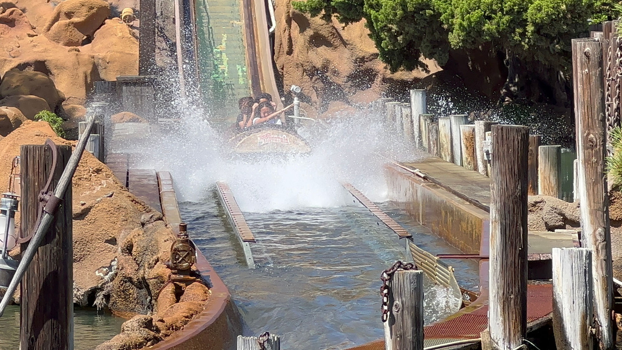 Timber Mountain Log Ride Splash