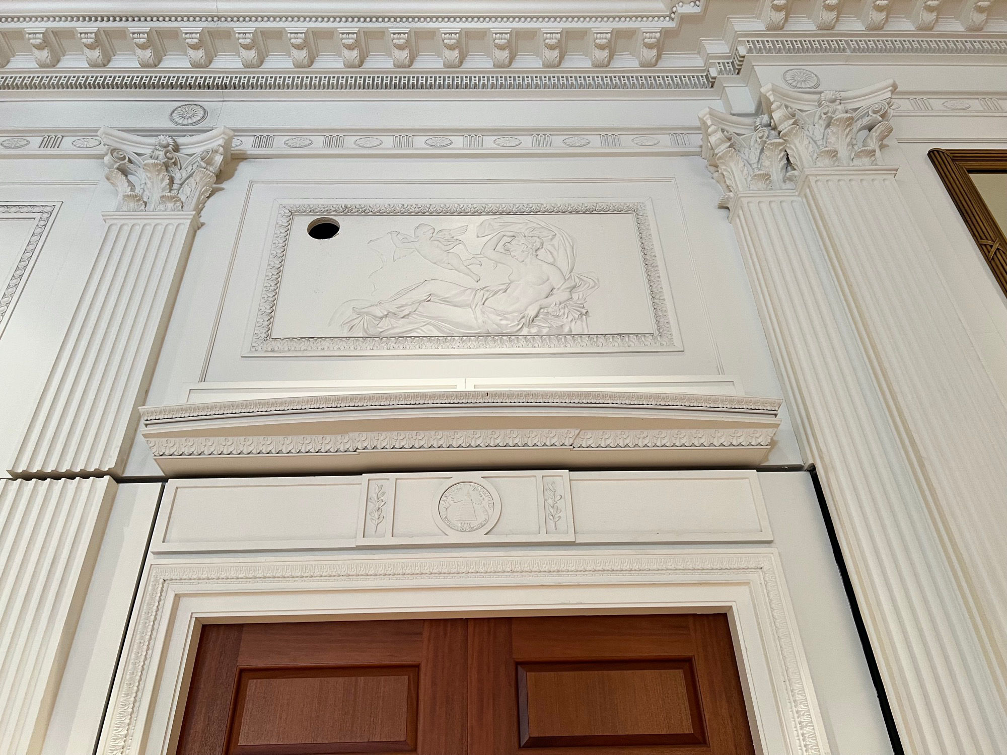 East Room Sopraporte