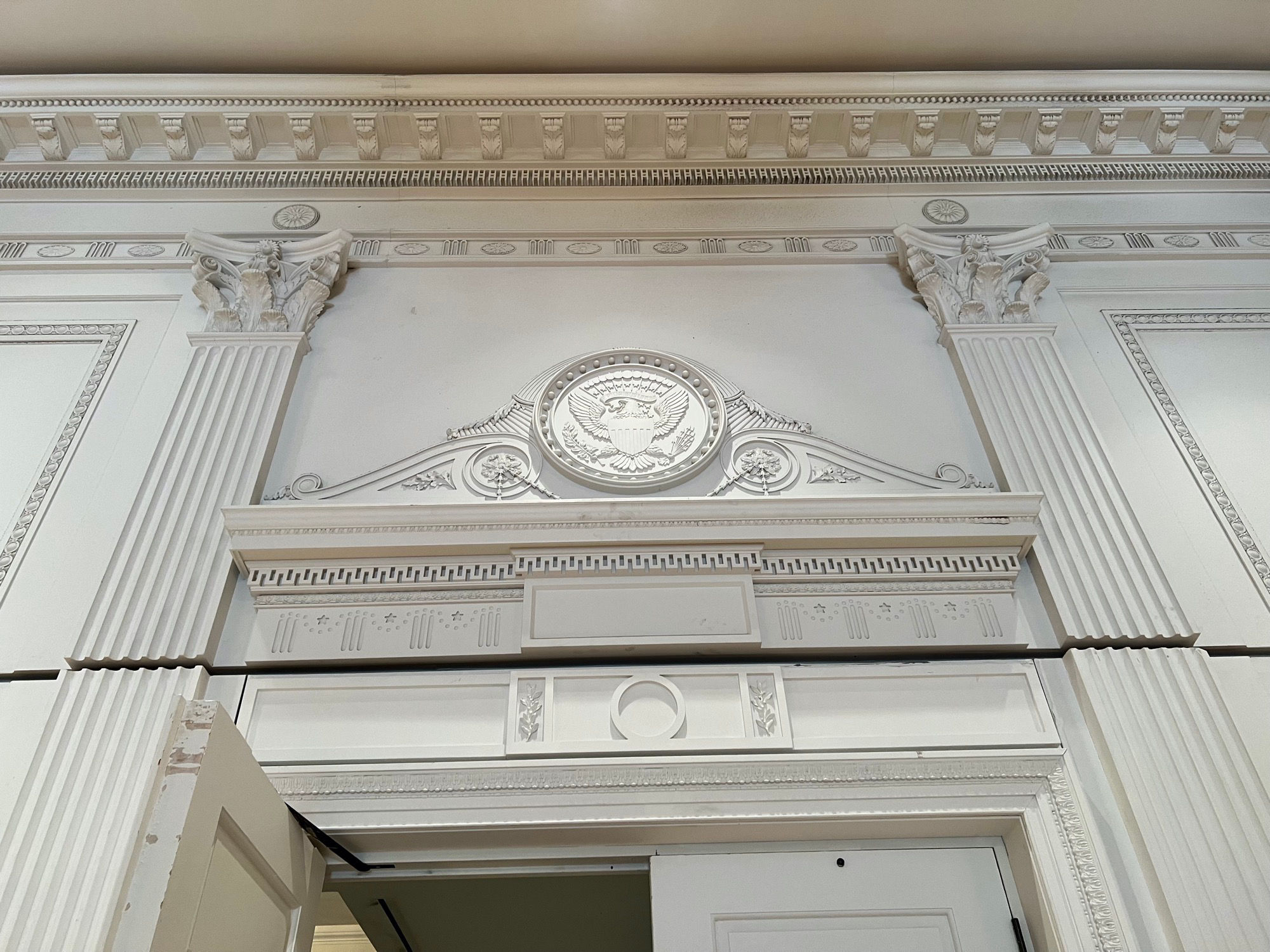 East Room Sopraporte