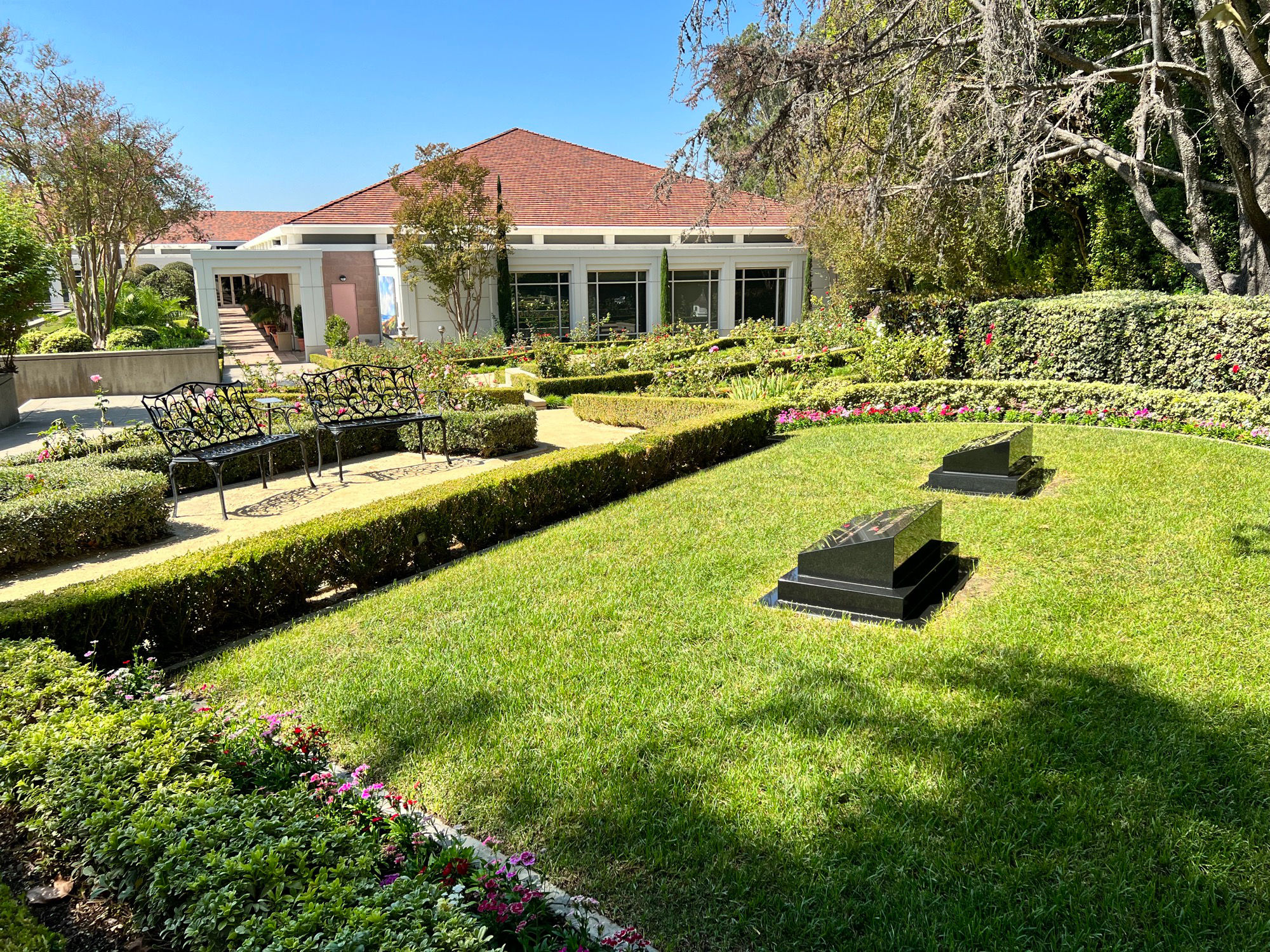 Nixon Grave Library