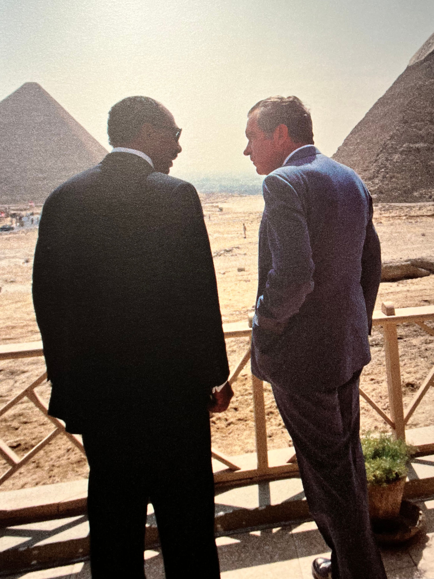 Nixon & Sadat visit Pyramids
