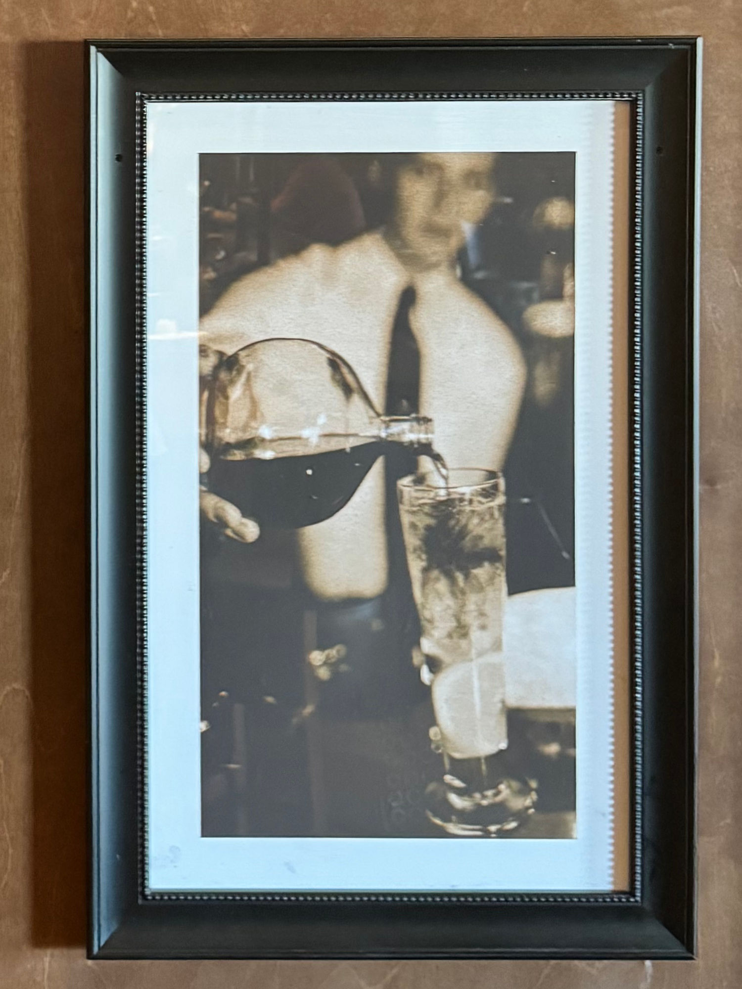 Bar Louie Decor Pour