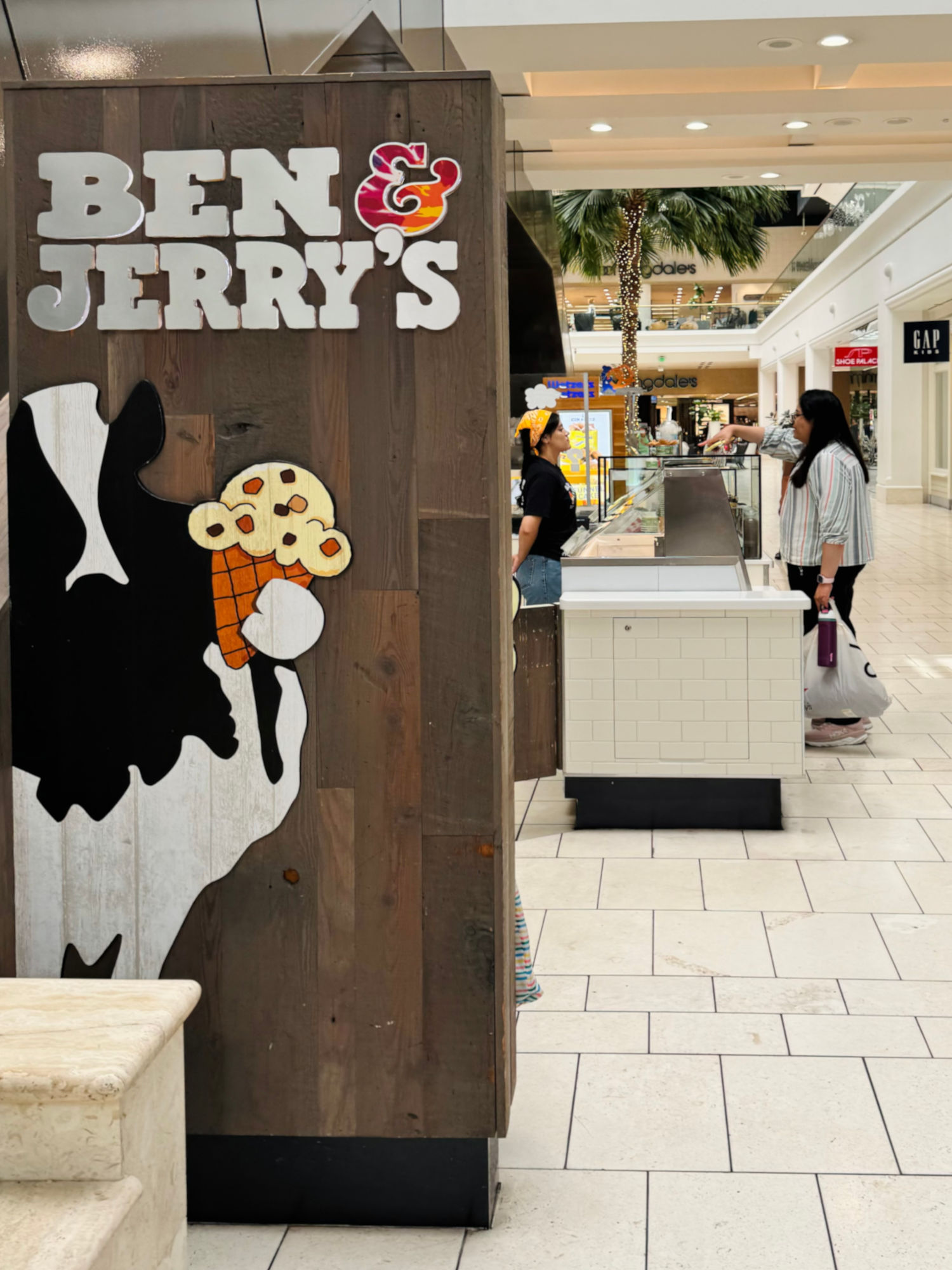 Sherman Oaks Kiosk Ben & Jerry's Sherman Oaks Kiosk