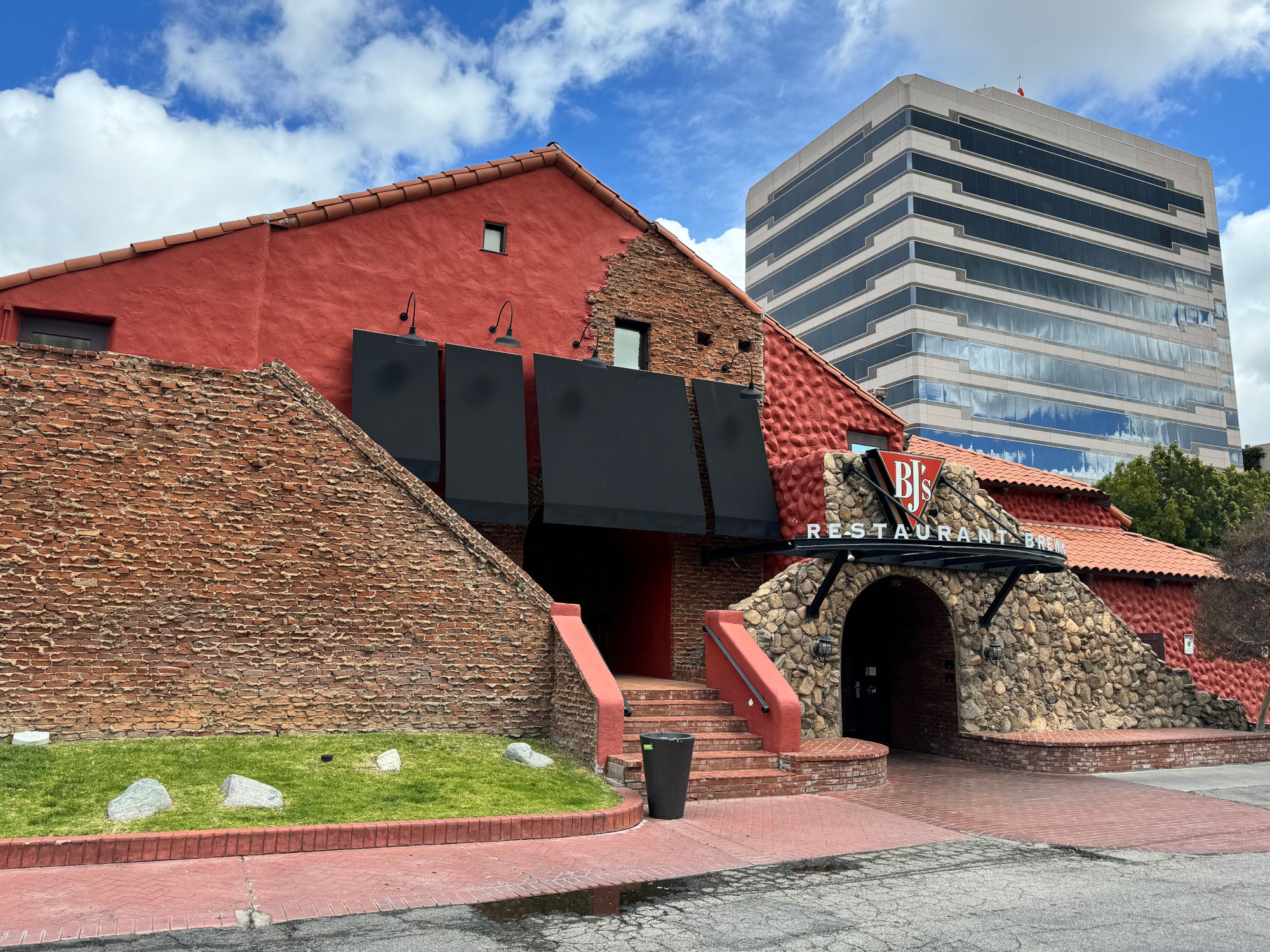 Woodland Hills BJ's Exterior