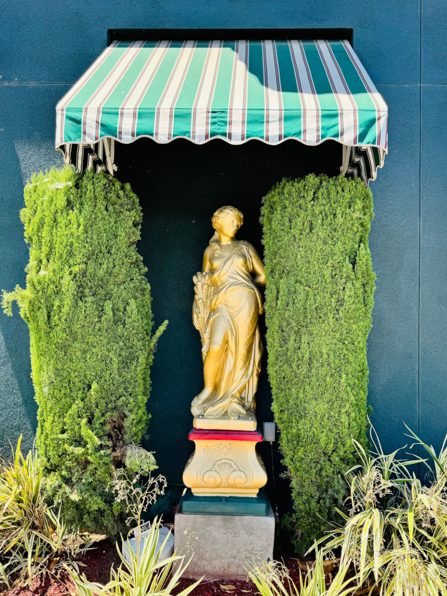 Birthdays Statue Buca di Beppo Birthdays Statue