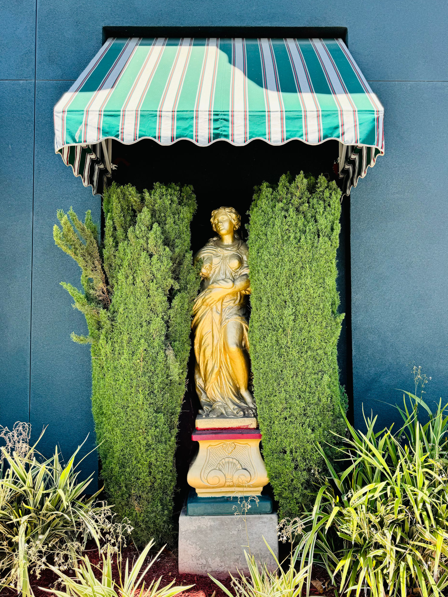 Family Style Statue Buca di Beppo Family Style Statue