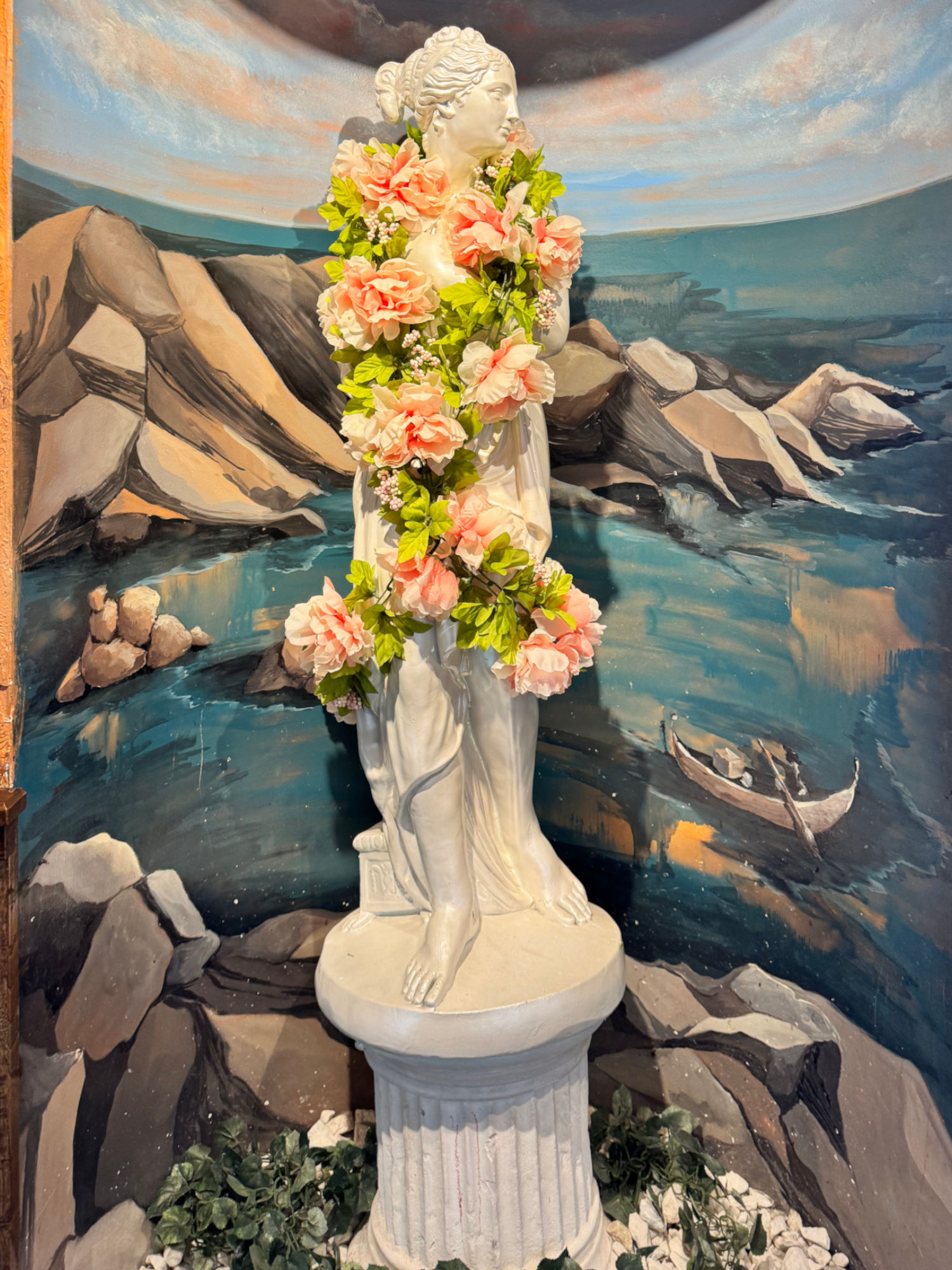 Flowers Statue Buca di Beppo Pasadena Flowers Statue