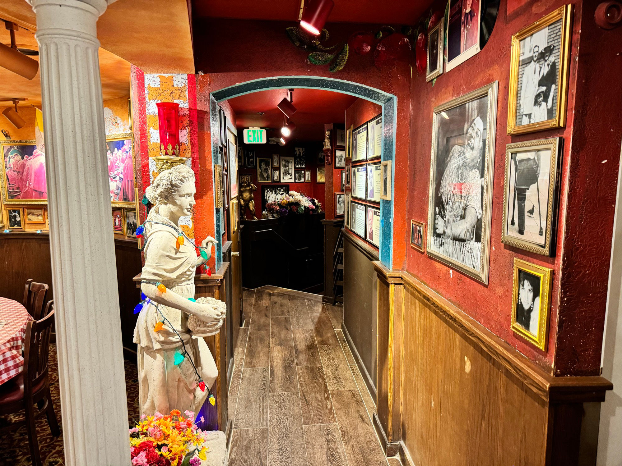 Buca di Beppo Pasadena Hallway