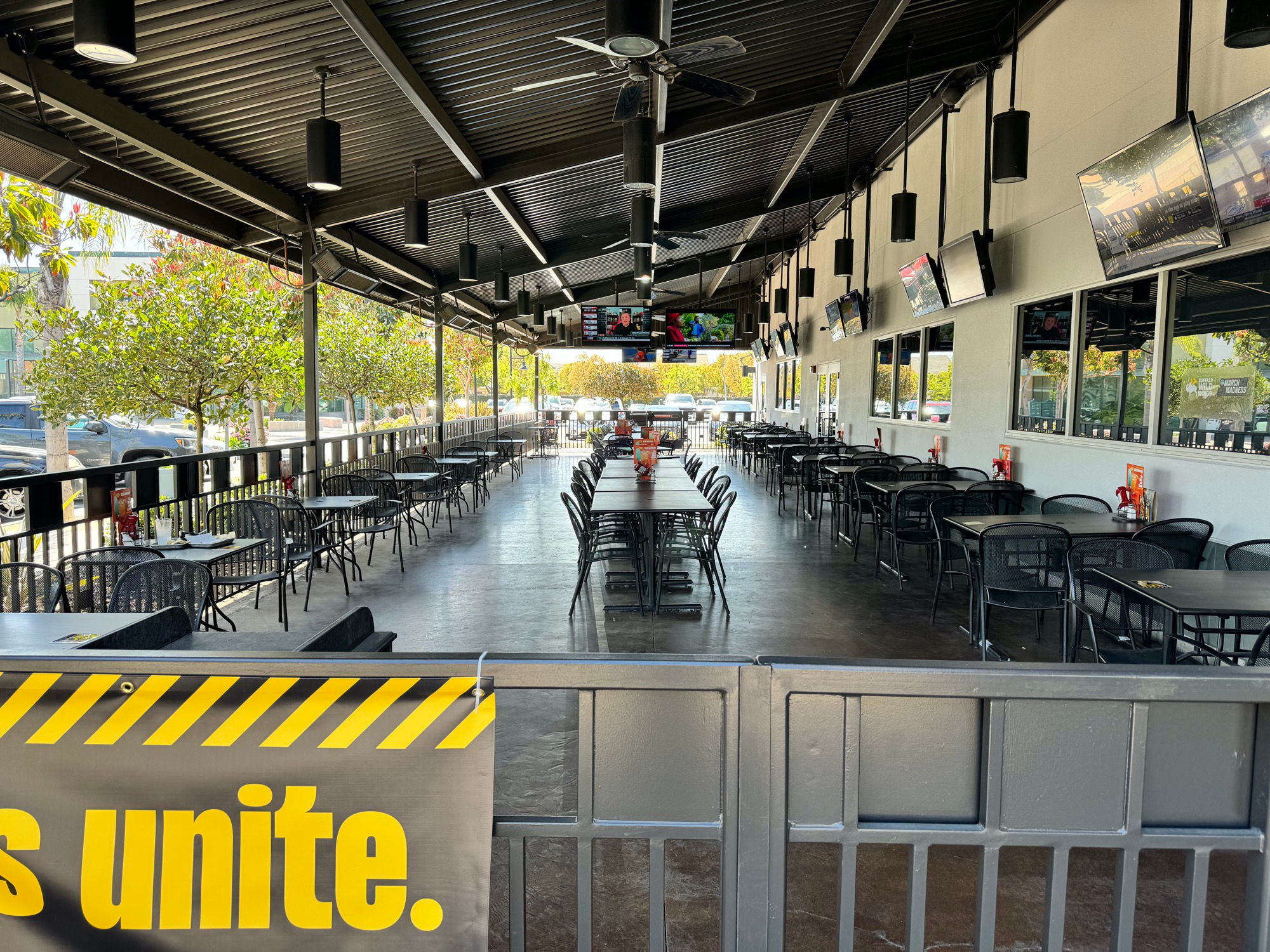 Buffalo Wild Wings Oxnard Patio