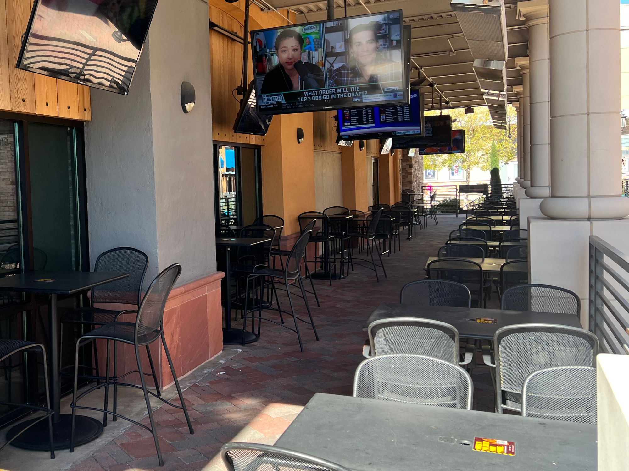 Buffalo Wild Wings Patio